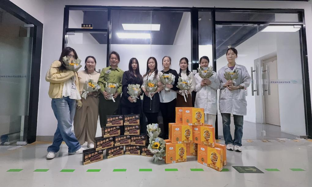 花香伴书香  巾帼绽芳华